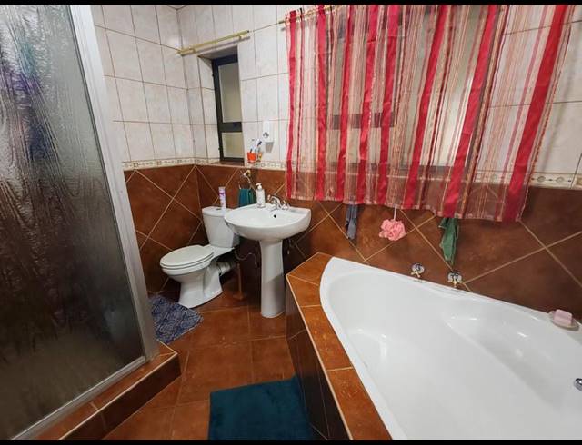 6 BEDROOM HOUSE FOR SALE IN GOLF PARK